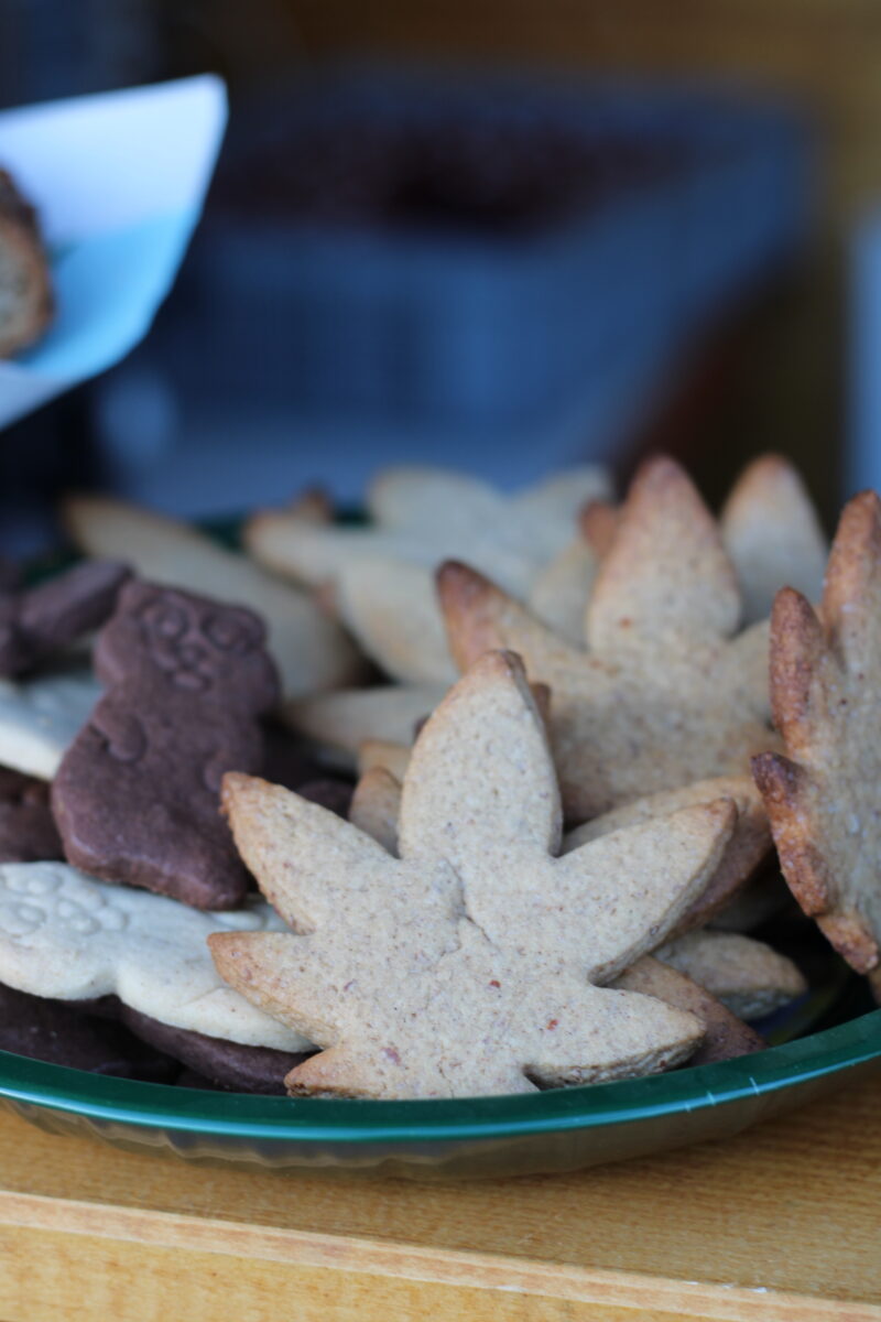 Plätzchen am Weihnachtsmarktstand der Grünen in Biebergemünd