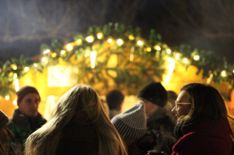 Viele Besucher vor dem Stand der Grünen auf dem Weihnachtsmarkt in Biebergemünd