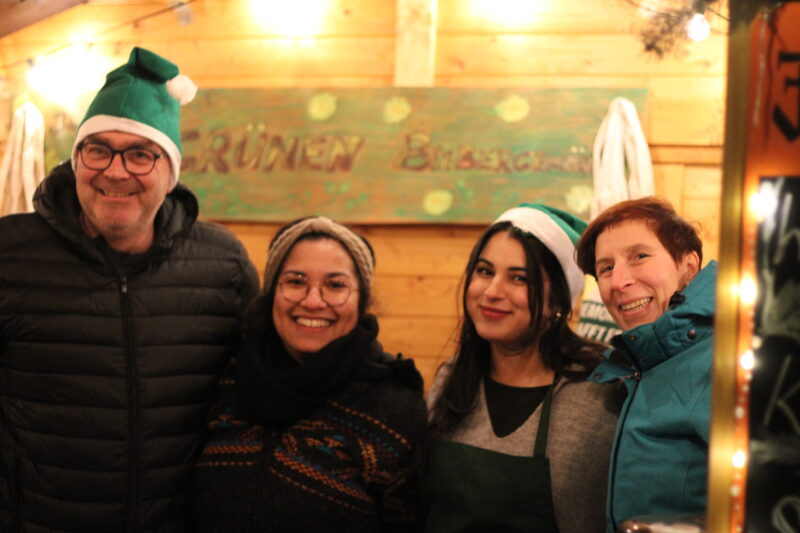 Stefan Steinbacher, Ayla, Mahwish Iftikar und Jutta Sextro am Weihnachtsmarktstand der Grünen Biebergemünd