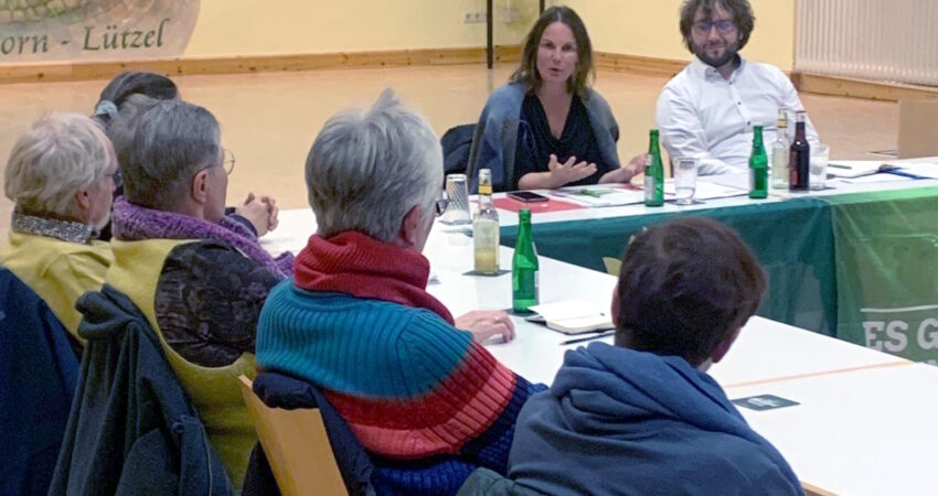 Katy Walther, MdL, spricht mit Biebergemündern über Verkehrspolitik (Foto: Stefan Steinbacher)